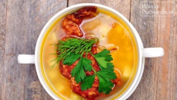 Гороховый суп с копчеными ребрышками: рецепт на все времена