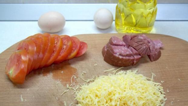 Miešané vajcia s paradajkami, klobásou a syrom