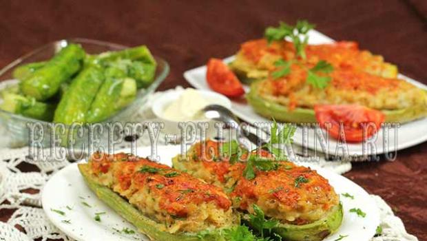 Stuffed zucchini with minced meat and rice