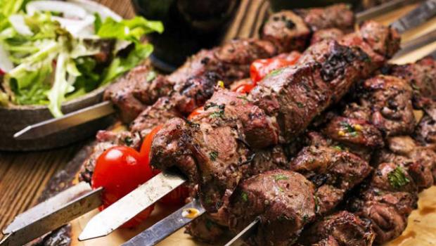 पोर्क कबाब में कौन से मसाले मिलाए जाते हैं?