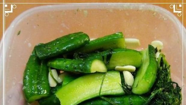 Instantné jemne solené chrumkavé uhorky: recepty na panvici, vo vrecku, v pohári