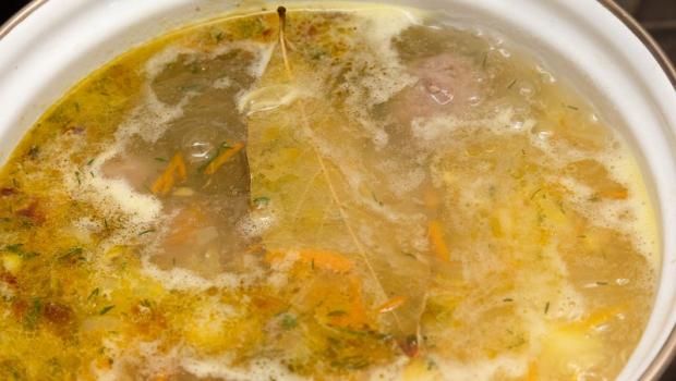चिकन शोरबा के साथ नूडल सूप पकाना